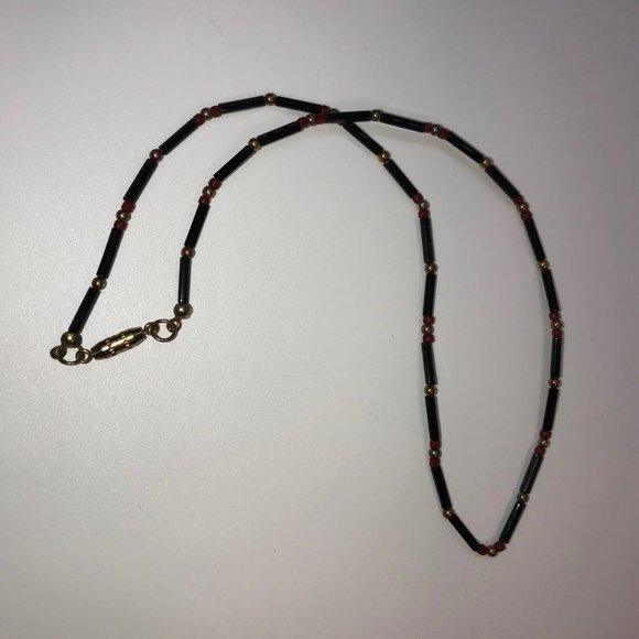 15 1/2" Black and Red Beaded Necklace - Picture 2 of 4